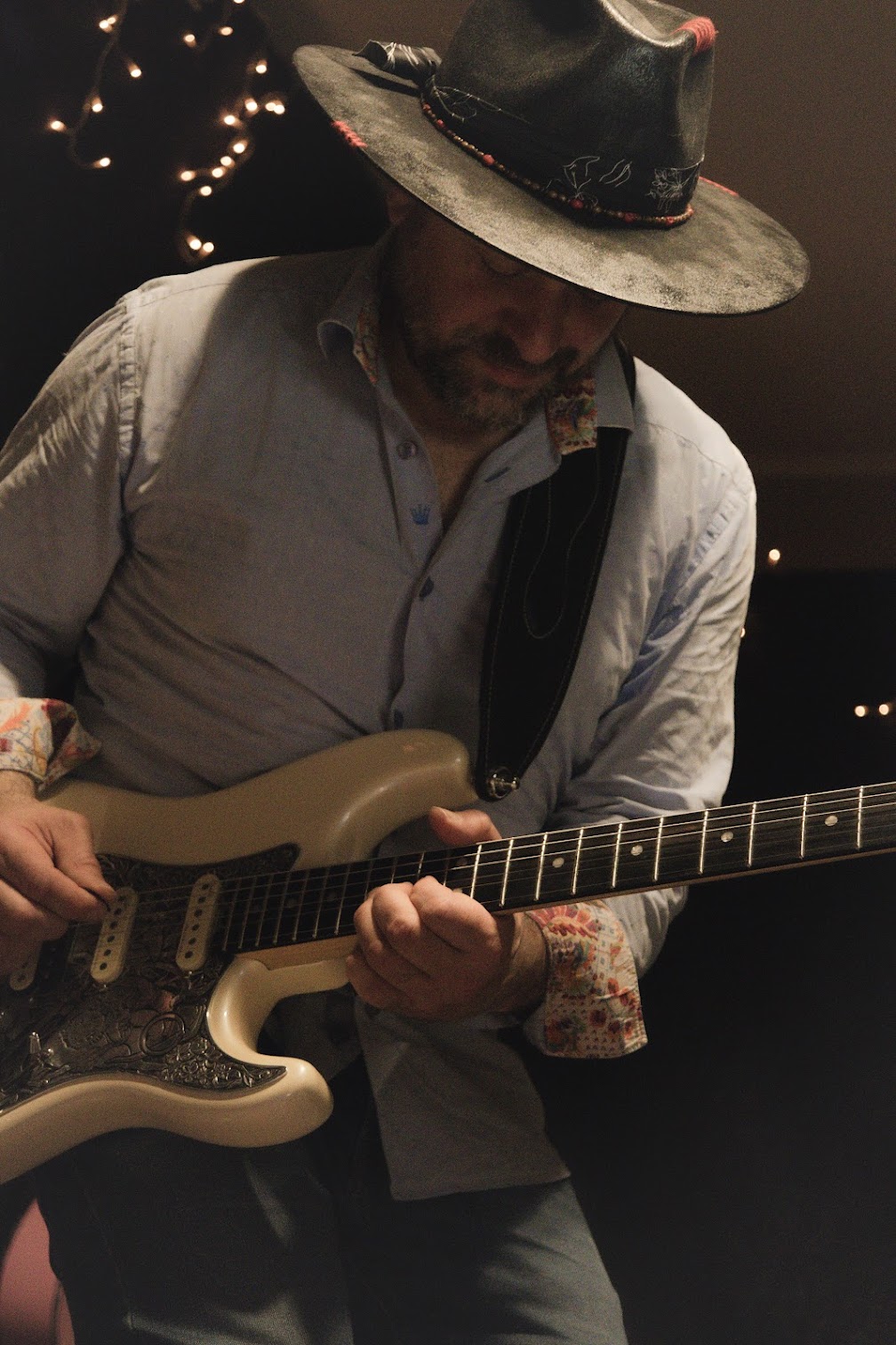 Balthazar jouant de la guitare électrique sur scène